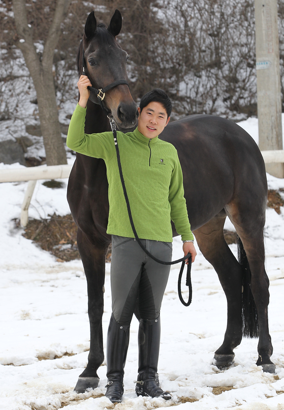 Hwang Young-shik poses with a horse in 2011. [JOONGANG ILBO]