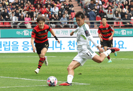 Jeonbuk Hyundai Motors forward Song Min-kyu shoots during the 2023 Korean FA Cup final against the Pohang Steelers at Pohang Steelyard in Pohang, North Gyeongsang on Nov. 4, 2023. [YONHAP] 