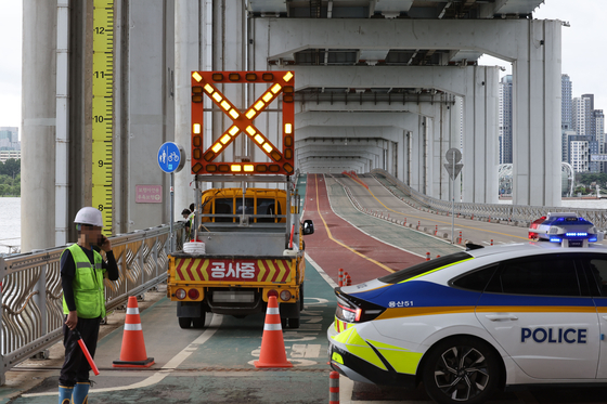 Police block vehicles from entering Jamsu Bridge in Seocho District, southern Seoul, on Tuesday. [YONHAP]