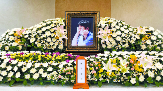 Late singer-songwriter and Hakchon founder Kim Min-gi's funeral parlor is set up at the Seoul National University Hospital in central Seoul. [NEWS1] 