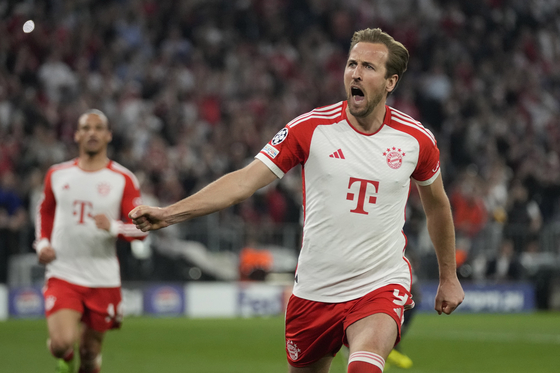 Bayern Munich forward Harry Kane celebrates scoring his side's second goal during the first leg of the Champions League semifinals against Real Madrid at Allianz Arena in Munich, Germany on April 30. [AP/YONHAP]
