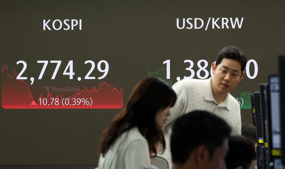 A screen in Hana Bank's trading room in central Seoul shows the Kospi closing at 2,774.29 points on Tuesday, up 0.39 percent, or 10.78 points, from the previous trading session. [YONHAP]