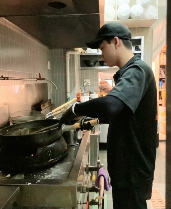 Twenty-four-year-old Lee Seung-min, a pseudonym, works part-time in a Chinese restaurant. He left China last June and now lives in South Korea with his father. [JOONGANG ILBO]
