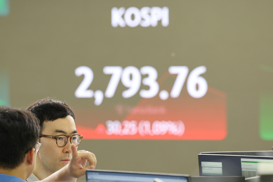 A screen in Hana Bank's trading room in central Seoul on Tuesday [YONHAP]