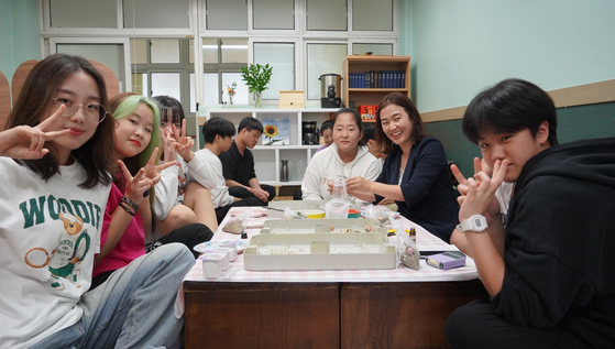 Students at Yeomyung School, an alternative school for North Korean defectors in Gangseo District, western Seoul, participate in a counseling program. [JOONGANG ILBO]