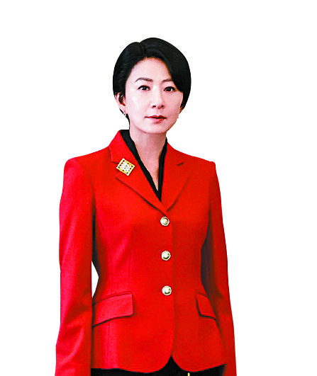 Actor Kim Hee-ae plays Deputy Prime Minister for Economic Affairs Jeong Su-jin in the Netflix drama ″The Whirdwind.″ [NETFLIX]