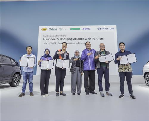 Representatives of Hyundai Motor and major electric vehicle charging service firms in Indonesia celebrate the signing of a memorandum of understanding on Friday. [YONHAP]