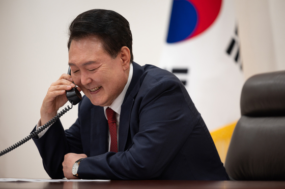 President Yoon Suk Yeol speaks with Czech Prime Minister Petr Fiala in a phone conversation at the Yongsan presidential office in central Seoul on Tuesday. [PRESIDENTIAL OFFICE] 