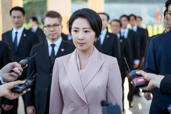 Actor Kim Hee-ae plays Deputy Prime Minister for Economic Affairs Jeong Su-jin in the Netflix drama ″The Whirdwind.″ [NETFLIX]