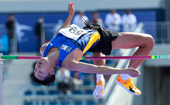 Woo Sang-hyeok clears 2.21 meters at the men's track and field high jump final at the National Sports Festival in Mokpo, South Jeolla on Oct. 18, 2023. [YONHAP]