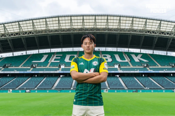 Jeonbuk Hyundai Motors midfielder Lee Seung-woo poses in a photo shared on the club's official Facebook account on Wedensday. [SCREEN CAPTURE]