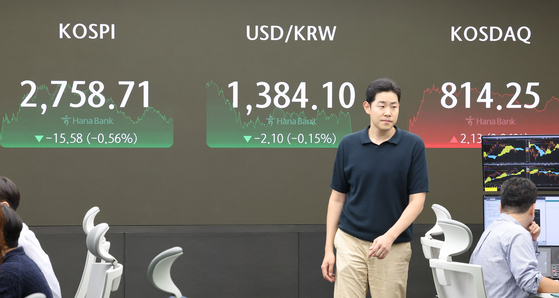 A screen in Hana Bank's trading room in central Seoul shows the Kospi closing at 2,758.71 points on Wednesday, down 0.56 percent, or 15.58 points, from the previous trading session. [YONHAP]