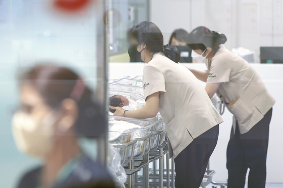Nurses tend to newborn babies at a hospital in Incheon on Wednesday. [NEWS1] 