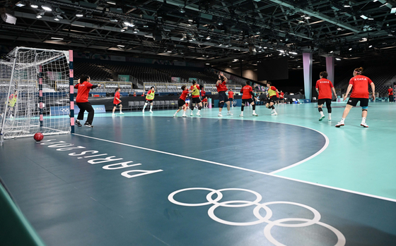 The Korean women's handball team trains at the South Paris Arena in Paris on July 23.  [JOINT PRESS CORPS]