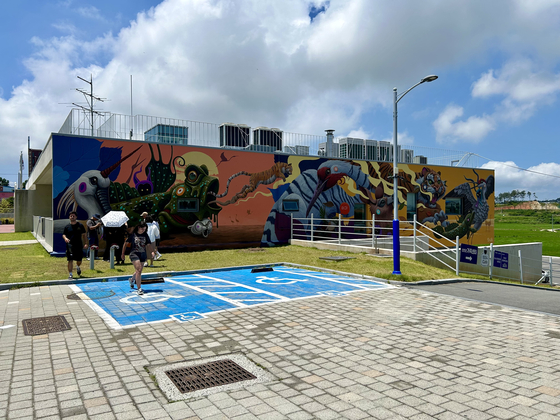 Dulk's finished mural at an Aphae-eup administrative building in Shinan County, South Jeolla [SHIN MIN-HEE]