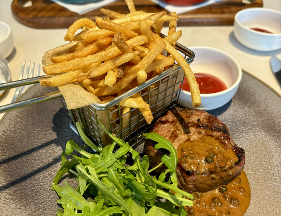 Steak frites are part of the three-course lunch at the hotel's Meat & Co. Steakhouse. The option is priced at 58,000 won. [LEE JIAN] 