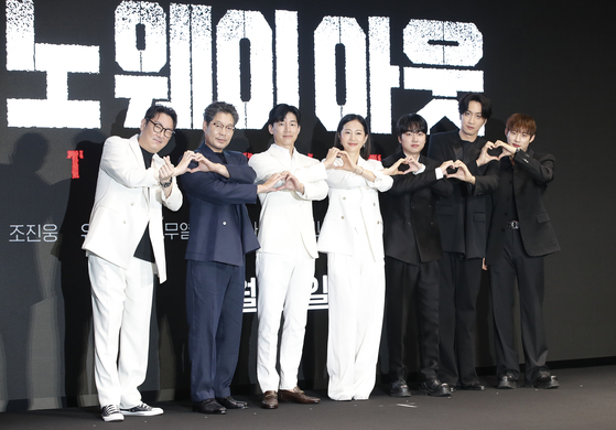 From left, actors Cho Jin-woong, You Chea-myung, Kim Moo-yul, Yum Jung-ah, Sung Yu-been, Lee Kwang-soo and Kim Sung-cheol pose during a press conference for action thriller series "No Way Out: The Roulette" at Conrad Seoul hotel in Yeongdeungpo District, western Seoul, on Wednesday. [NEWS1]