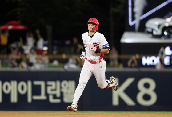 Kim Do-yeong of the Kia Tigers rounds the bases after hitting a two-run home run during against the NC Dinos at Gwangju-Kia Champions Field in Gwangju on Tuesday. The long ball was Kim's fourth knock of the night, completing the cycle.  [YONHAP]