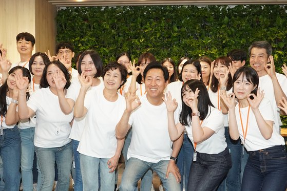 Seoul Mayor Oh Se-hoon, center, and participants of the opening ceremony for 0+ Seoul, a community space for young adults leaving care facilities and foster homes, pose for a photo at the facility in Yongsan District, central Seoul, on July 6. [SEOUL METROPOLITAN GOVERNMENT]
