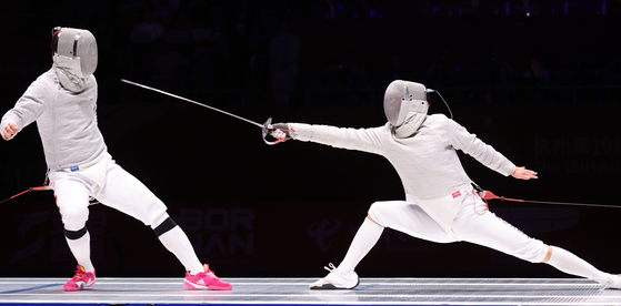 Gu Bon-gil, right, competes in the men's sabre final at the Huangzhou Asian Games in Huangzhou, China on Sept. 28, 2023.  [YONHAP]