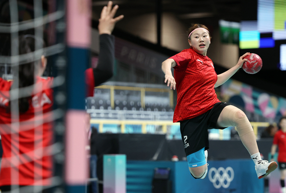 The Korean women's handball team trains at the South Paris Arena in Paris on July 23.  [NEWS1]