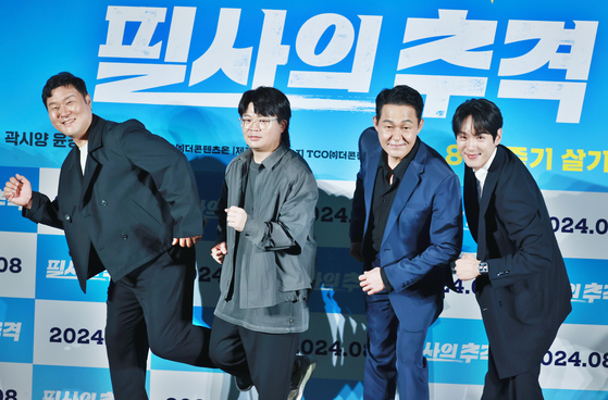 From left, actor Yoon Kyung-ho, director Kim Jae-hoon, actors Park Sung-woong and Kwak Si-yang pose at a press conference held in Yongsan District, central Seoul, on Tuesday. [YONHAP]