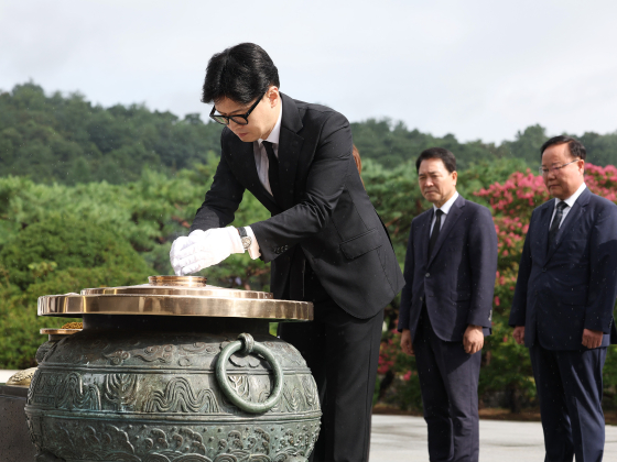 Newly elected People Power Party leader Han Dong-hoon pays his respects at the Seoul National Cemetery in Dongjak District, southern Seoul, on Wednesday morning. [YONHAP]