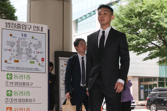Actor Yoo Ah-in attends his final trial for drug charges at the Seoul Central District Court in southern Seoul on Wednesday. [YONHAP]
