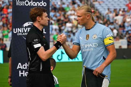 Manchester City striker Erling Haaland, right, arives on the pitch for a preseason friendly against Celtic at Kenan Memorial Stadium in Chapel Hill, North Carolina on Tuesday. [AFP/YONHAP] 