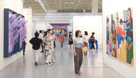 Visitors looking at artwork at the Korea International Art Fair (KIAF) on Sept. 7 at Coex, southern Seoul [YONHAP]
