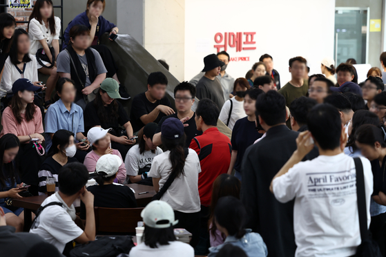 Customers wait to fill in their information for the refund process at WeMakePrice's offices on Thursday. [YONHAP]