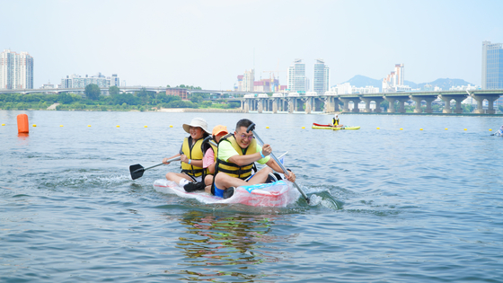 A family races on a boat made of recycled materials on the Han River in an undated photo provided by the city government on Thursday. [SEOUL METROPOLITAN GOVERNMENT]
