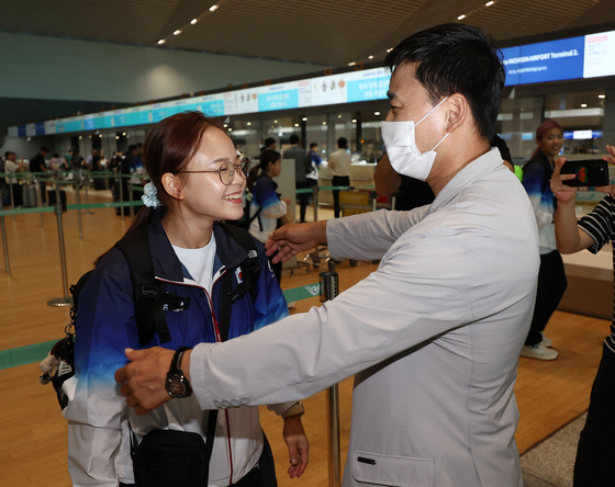 Yeo Seo-jung, a member of the Korean women's gymnastics team, hugs her father, Yeo Hong-chul, the executive director of the Korea Gymnastics Association, before departing at Incheon International Airport in Incheon on July 17. [YONHAP]