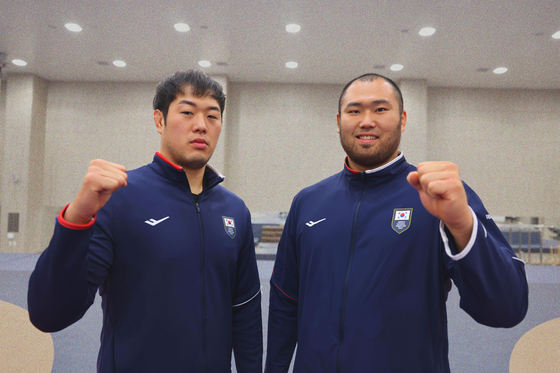 Kim Seung-jun, left, and Lee Seung-chan post for a photo ahead of the Paris Olympics. [KOREA WRESTLING ASSOCIATION/YONHAP]