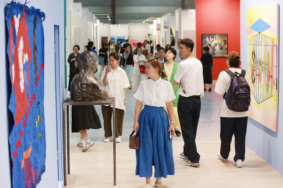 Visitors looking at artwork at the Korea International Art Fair (KIAF) on Sept. 7 at Coex, southern Seoul [YONHAP]