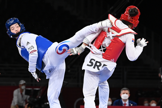 Lee Da-bin, left, competes against Millicha Mandic of Serbia in the women's +67-kilogram taekwondo final in Chiba, Japan. [JOINT PRESS CORPS]