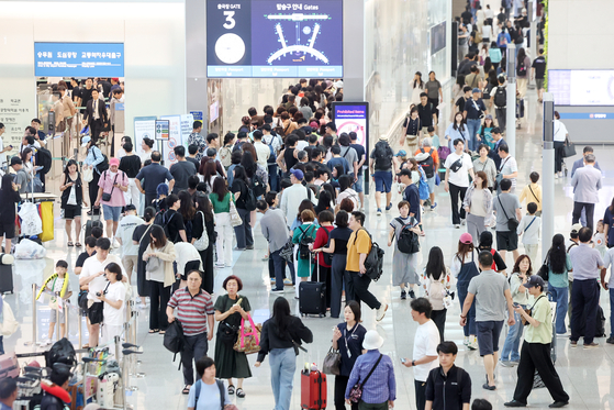 Incheon International Airport bustles with tourists departing for their summer vacation destinations on Thursday. [NEWS1]