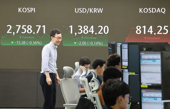 A screen in Hana Bank's trading room in central Seoul shows the Kospi closing at 2,758.71 points on Wednesday, down 0.56 percent, or 15.58 points, from the previous trading session. [YONHAP]