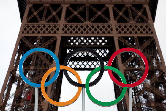 A photo of the Olympic rings against the Eiffel Tower in Paris on July 21. [REUTERS/YONHAP]