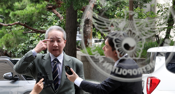 Joo Soo-ho, former head of the public relations committee at the Korean Medical Association, speaks to reporters on his way to attend a police questioning session at the Seoul Metropolitan Police Agency’s regional investigation unit in Mapo District, western Seoul, on Thursday. [NEWS1]
