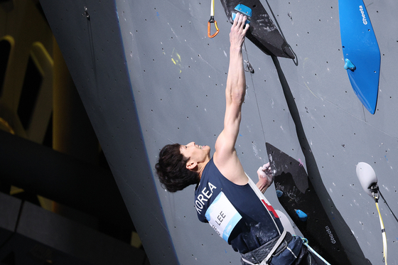 Lee Do-hyun competes in the finals of the men's boulder and lead combined contest at the Hangzhou Asian Games held at the Yangsan Climbing Center in Shaoxing, China on Oct. 6, 2023. [NEWS1]
