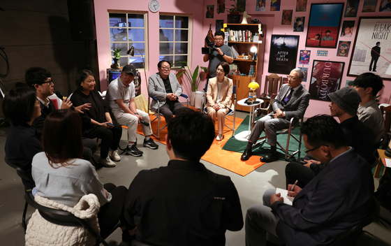 Culture Minister Yu In-chon meets with Busan-based filmmakers at a studio at Korean Academy of Film Arts in Busan on July 19. [MINISTRY OF CULTURE, SPORTS AND TOURISM]