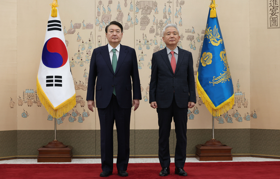 Ambassador to Indonesia Lee Sang-deok, left, poses for a photo with President Yoon Suk Yeol during a ceremony to receive his consular credentials at the presidential office in Yongsan District, central Seoul, on Dec. 26, 2022. [PRESIDENTIAL OFFICE]