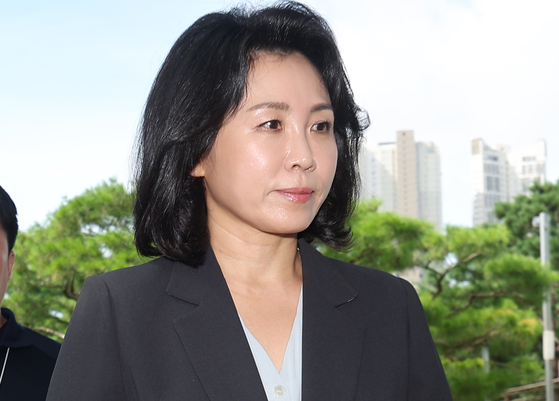 Kim Hye-kyung, the wife of former Democratic Party Leader Lee Jae-mying, attends a court hearing in Suwon, Gyeonggi, on Thursday. [YONHAP] 