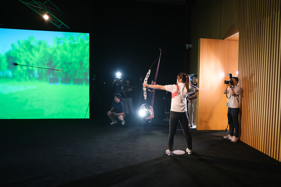 Kang Chae-young, gold medalist at the 2020 Tokyo Olympic Games shoots an arrow at Hyundai Motor’s “The Path of An Archer” experience. [CHO YONG-JUN]
