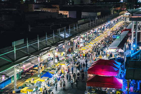 Seomun Night Market in Jung District, Daegu opens on Fridays and continues throughout the weekend. [JOONGANG ILBO] 