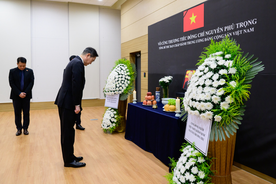 Samsung Electronics Executive Chairman Lee Jae-yong pays tribute at the altar of Nguyen Phu Trong, the general secretary of Vietnam's ruling communist party, set up at the Embassy of Vietnam in central Seoul. [YONHAP]