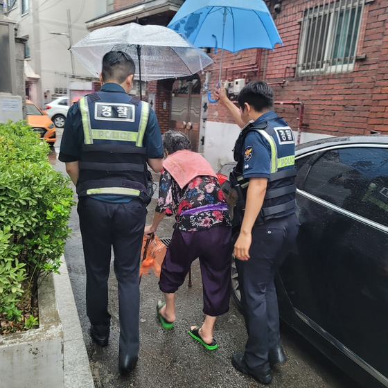 Police rescue a 90-year-old woman with dementia who was wandering around her neighborhood in Seongbuk District, central Seoul, on July 17. [JOONGANG ILBO]