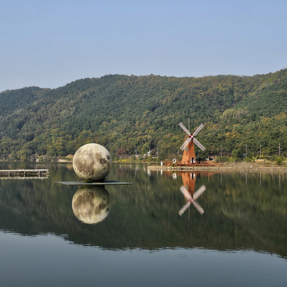 Songhae Park in Dalseong County, Daegu, meets Okyeonji Reservoir, equipped with long trails for walking and sightseeing attractions. [DAEGU METROPOLITAN CITY]