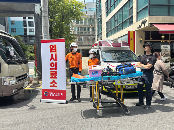 An emergency response team from the Gangnam Fire Station was stationed near TMON offices on Friday. [CHO YONG-JUN]